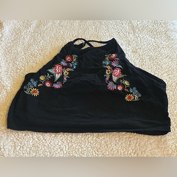 Messy Bun Just Chillin Tops - Messy Bun Just Chillin Women’s Black with Floral Crop Top Size Large